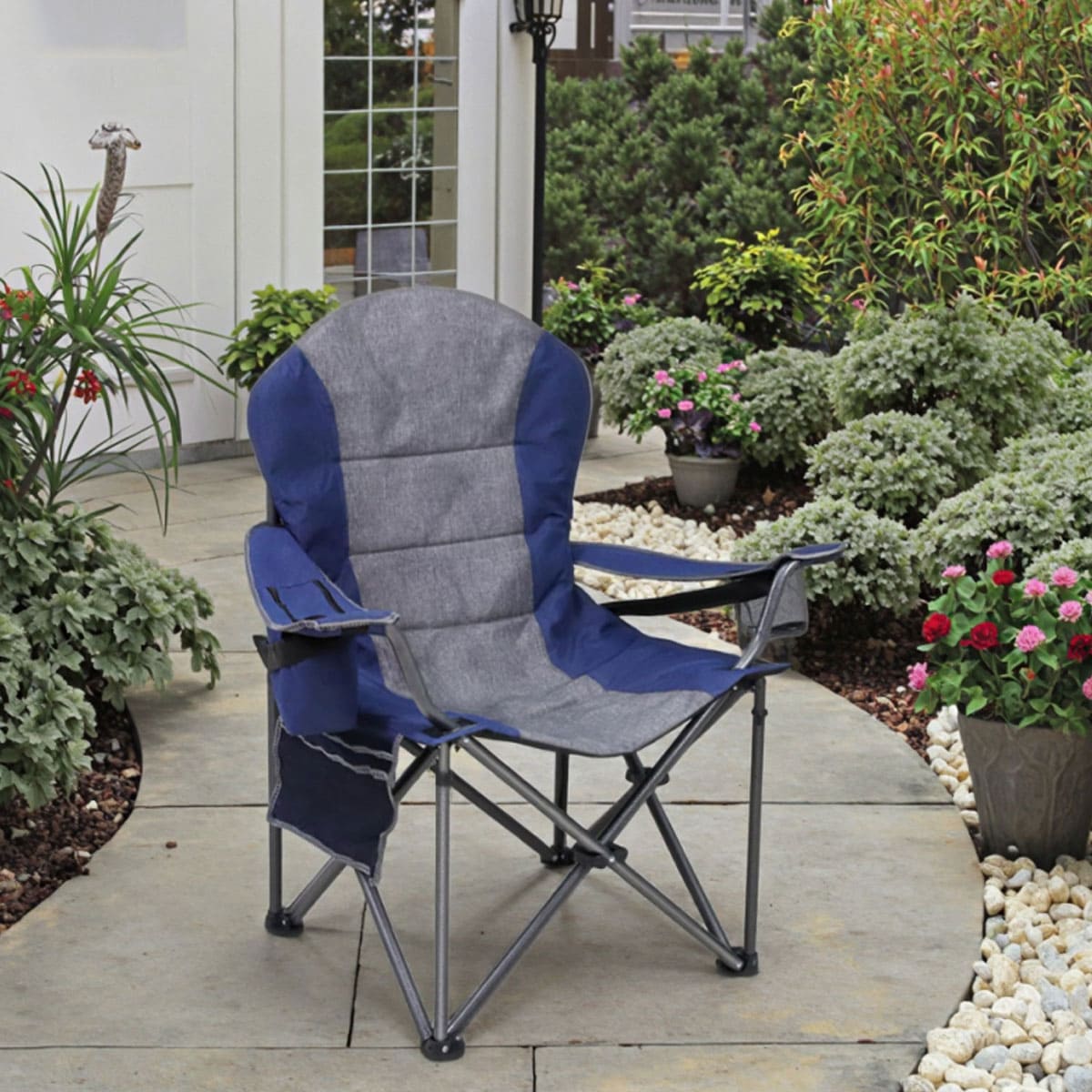 Heavy lawn chair with cup holder