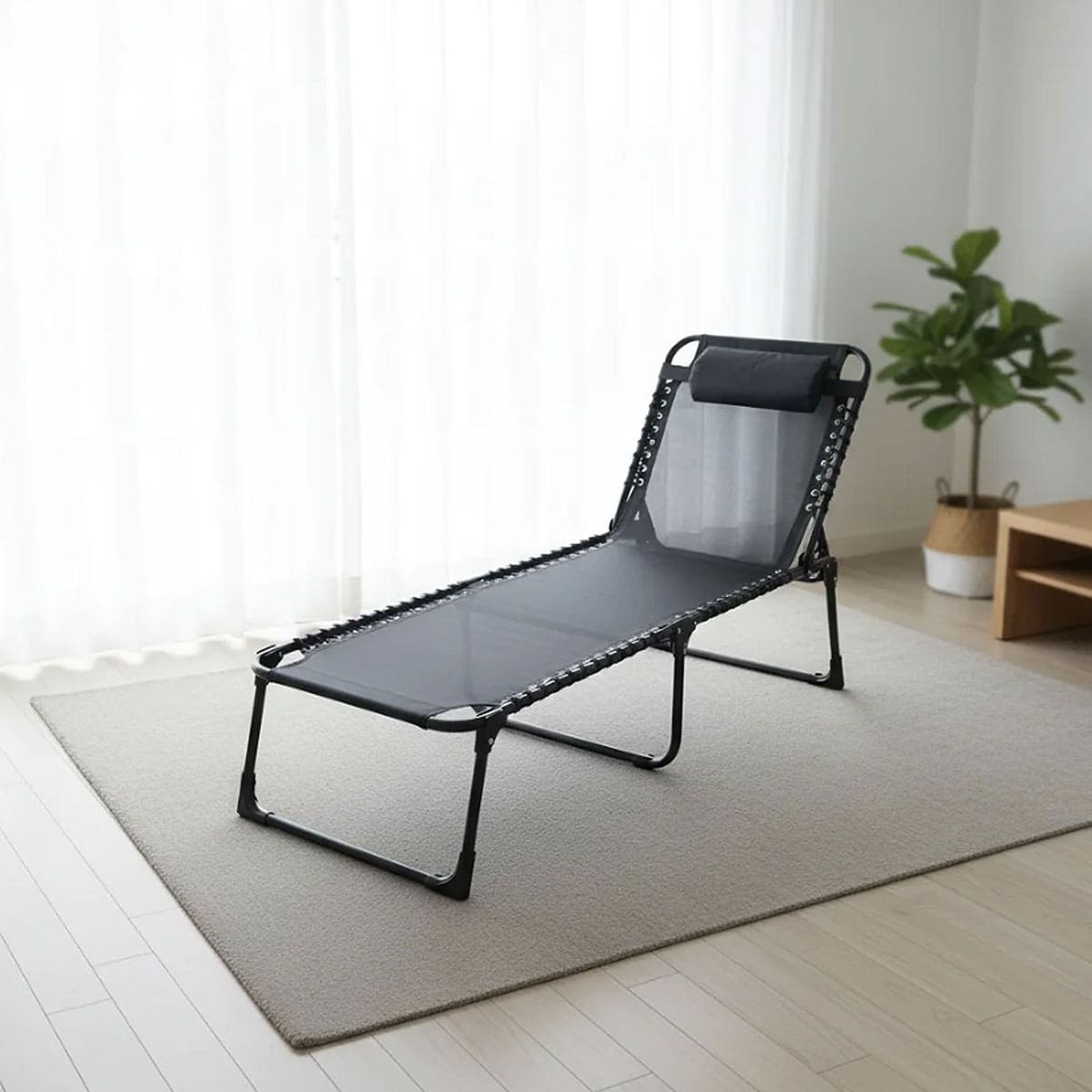 Lounge chair with detachable pillow
