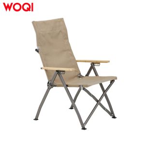 Folding chair with adjustable back